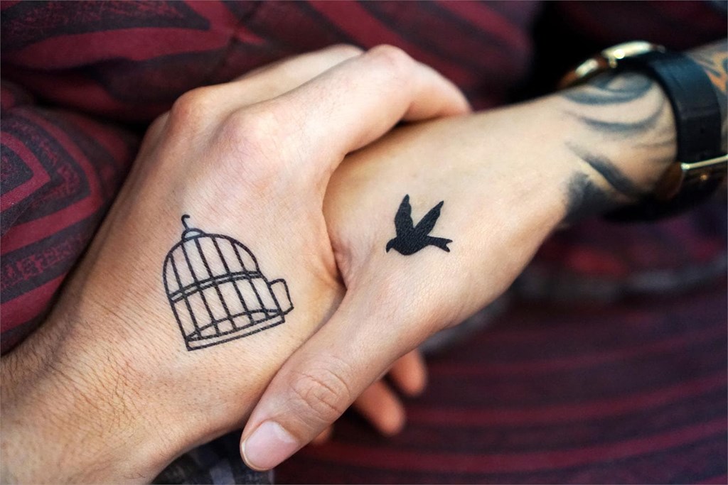 Excluir a una candidata por un tatuaje visible al vestir falda constituye discriminación sexual y no responde a un requisito profesional esencial