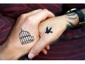 Excluir a una candidata por un tatuaje visible al vestir falda constituye discriminación sexual y no responde a un requisito profesional esencial