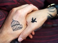 Excluir a una candidata por un tatuaje visible al vestir falda constituye discriminación sexual y no responde a un requisito profesional esencial